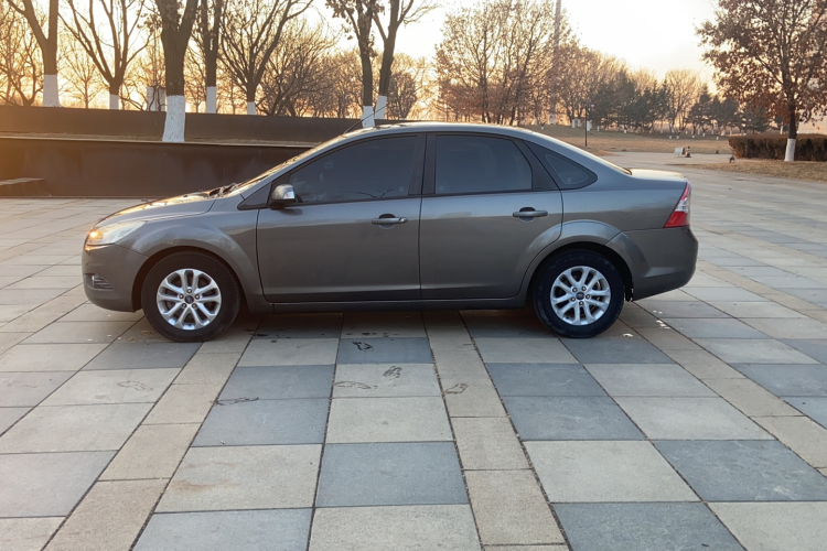 福特 福克斯 2013款 三厢经典 1.8L 手动基本型车身外观6003