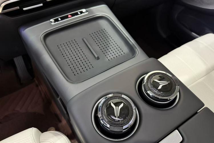 岚图汽车 岚图梦想家 2025款 PHEV 四驱旗舰鲲鹏版中控内饰7002