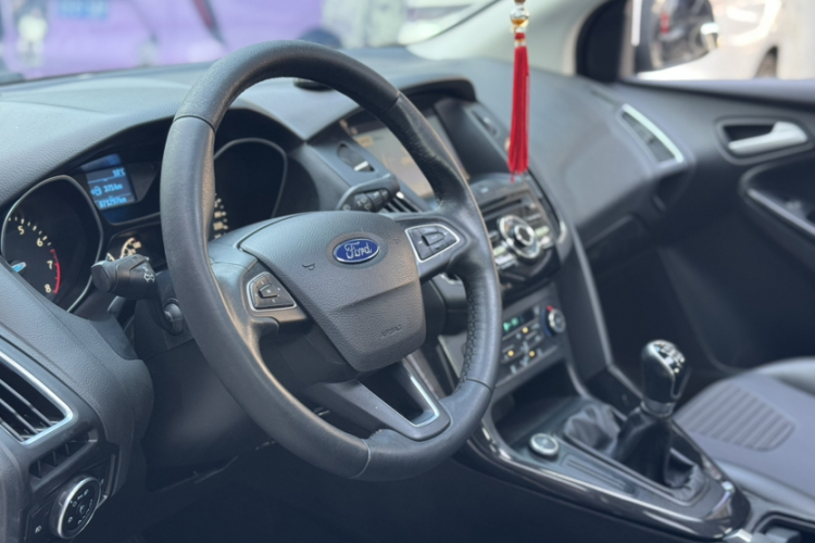 福特 福克斯 2017款 三厢 1.6L 手动风尚型智行版中控内饰7005