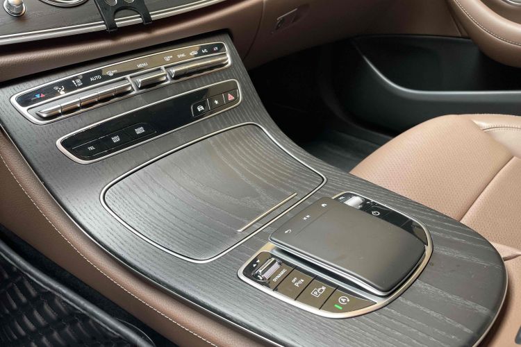 奔驰E级 2023款 E 300 L 运动时尚型中控内饰7006