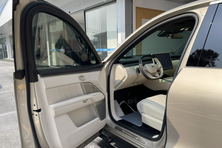 乐道L90 2025款 Ultra 六座版中控内饰7011