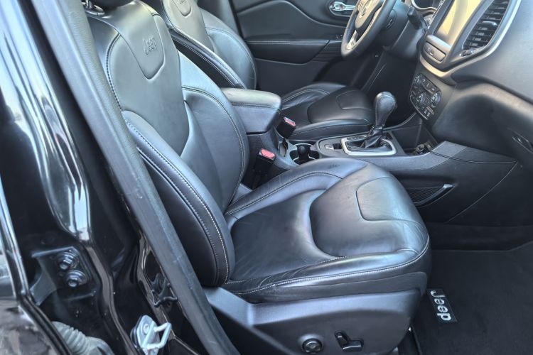 Jeep 自由光 2016款 2.0L 优越版中控内饰7010