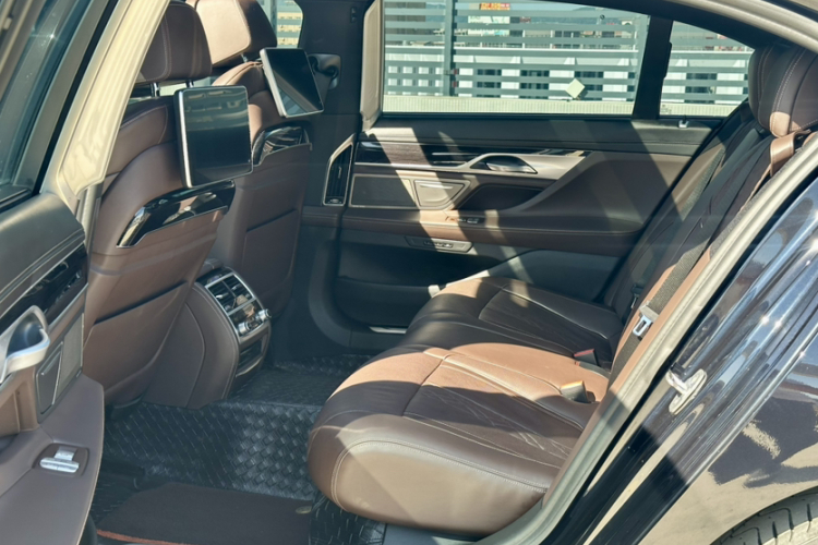 宝马7系 2018款 730Li 尊享型 M运动套装中控内饰7004