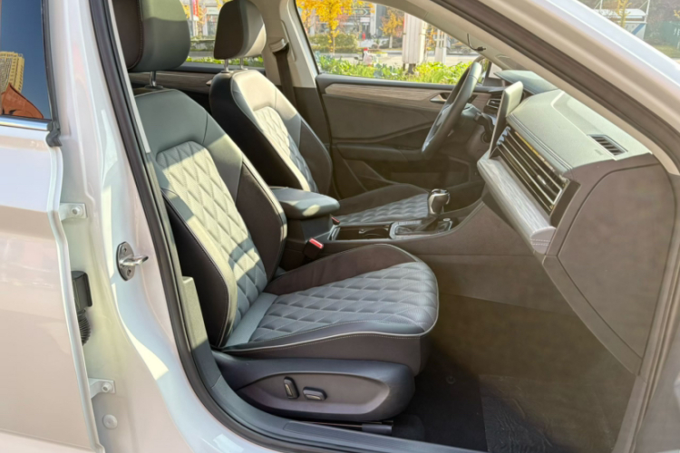 大众 速腾 2023款 300TSI DSG卓越版中控内饰7005