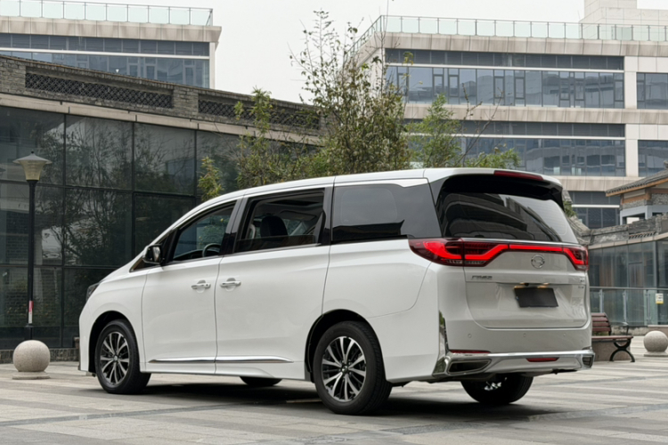 广汽传祺 传祺M8 2023款 领秀系列 390T 豪华版车身外观6001