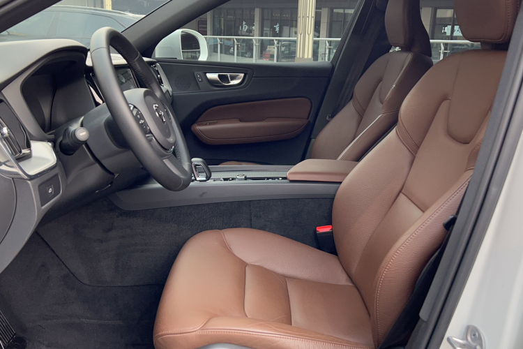 沃尔沃XC60 2023款 B5 四驱智逸豪华版中控内饰7002