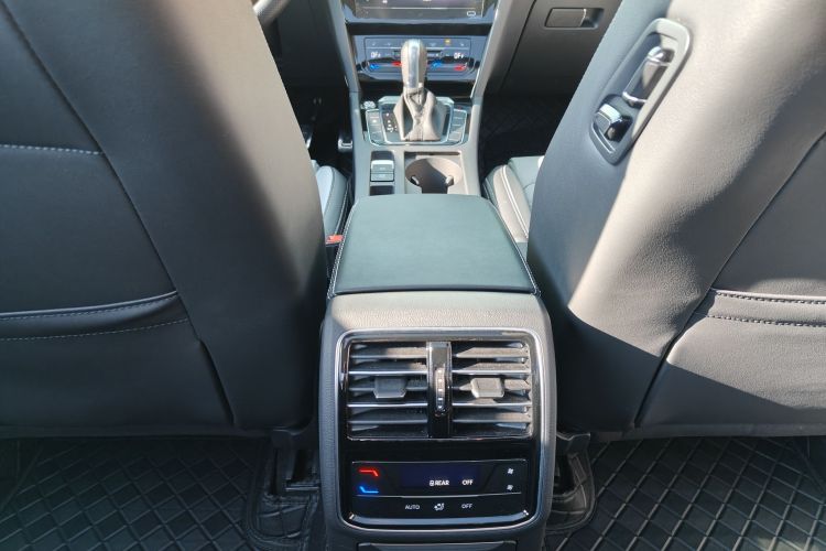 大众 迈腾 2023款 200万辆纪念版 330TSI DSG领先型中控内饰7001