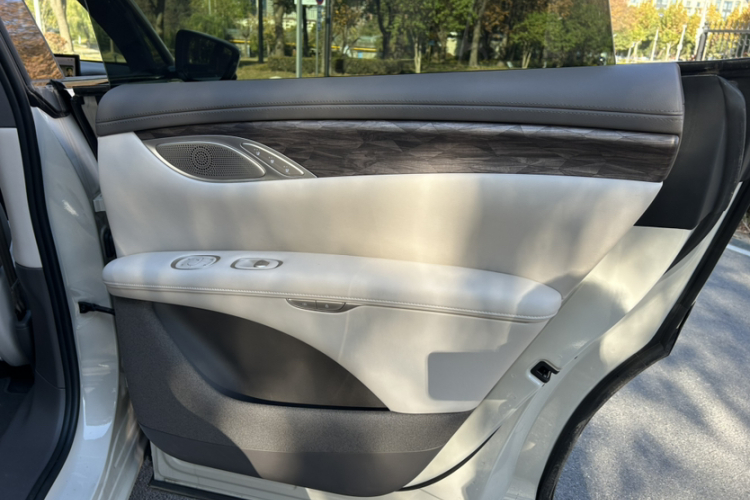 智己汽车 智己LS7 2025款 焕新版 Ultra中控内饰7006