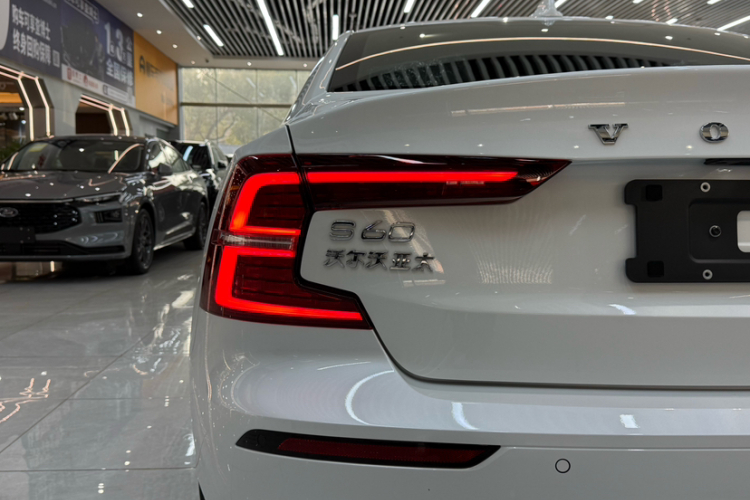 沃尔沃S60 2026款 B4 智逸豪华版车身外观6008