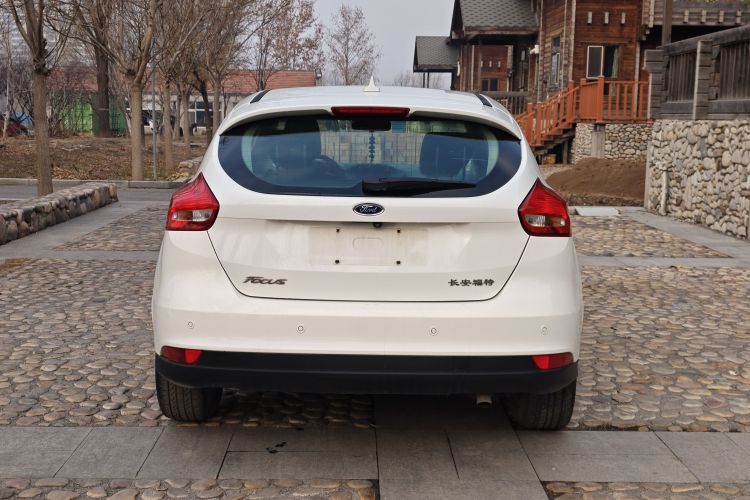 福特 福克斯 2018款 两厢经典 1.6L 自动风尚型智行版车身外观6004