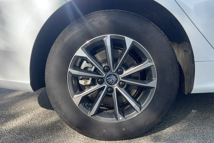 比亚迪 秦PLUS 2023款 冠军版 DM-i 55KM领先型车身外观6006