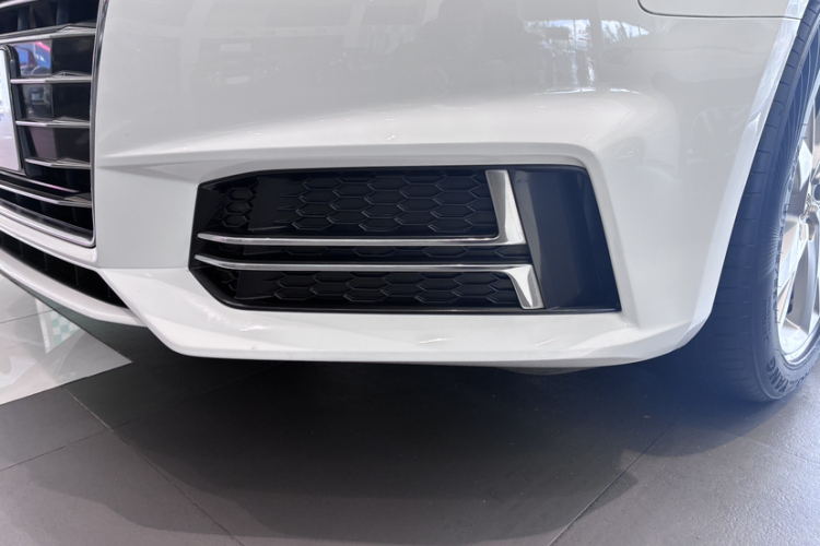 奥迪A4L 2019款 35 TFSI 进取型 国V局部细节9005