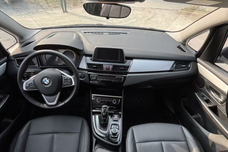 宝马2系多功能旅行车 2019款 220i 领先型车身外观6004