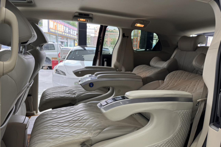 别克GL8 2018款 28T 尊贵型 国VI中控内饰7005