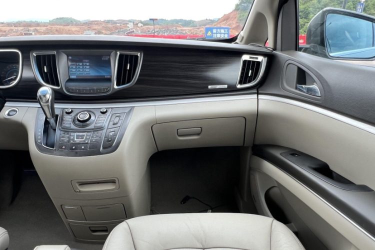 别克GL8 2013款 3.0L XT豪华商务旗舰版中控内饰7011