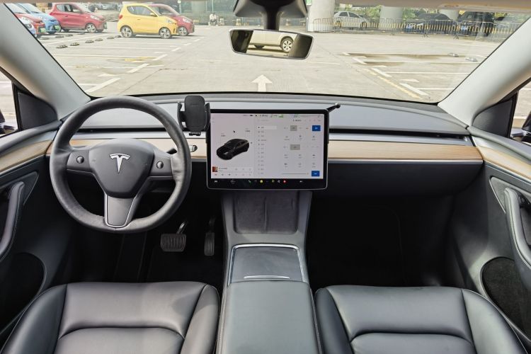 特斯拉 Model Y 2021款 长续航全轮驱动版中控内饰7003