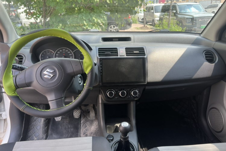 铃木 雨燕 2013款 1.3L 手动超值版中控内饰7001