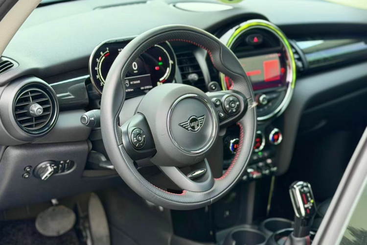 MINI 2021款 2.0T COOPER S 经典派中控内饰7009
