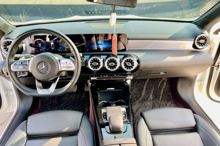 奔驰A级 2020款 A 220 L 4MATIC 运动轿车中控内饰7001