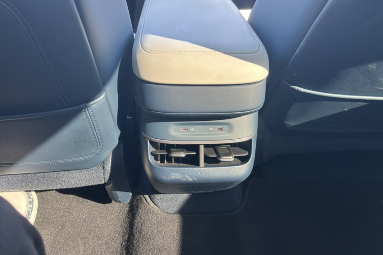 极氪007 2024款 后驱智驾版 75kWh中控内饰7003