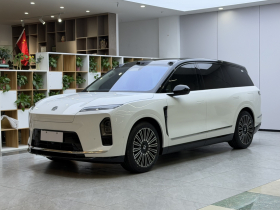 蔚来ES8  六座行政豪华版