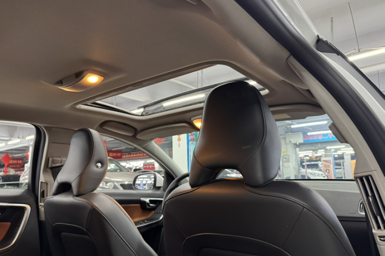 沃尔沃S60 2019款 S60L 改款 T5 智进进阶版中控内饰7005