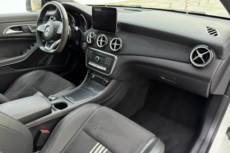 奔驰CLA 2017款 CLA 220 4MATIC 极地限量版中控内饰7003