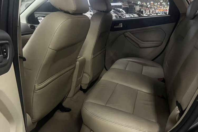 福特 福克斯 2013款 两厢经典 1.8L 自动时尚型中控内饰7002