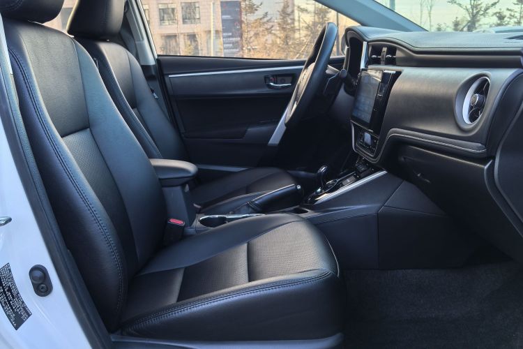 丰田 卡罗拉 2017款 改款双擎 1.8L E-CVT领先版中控内饰7006