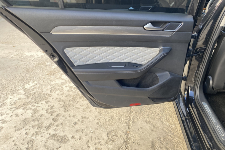 大众 迈腾 2023款 200万辆纪念版 280TSI DSG领先型中控内饰7006