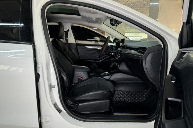 福特 福克斯 2019款 三厢 EcoBoost 180 自动锋潮型中控内饰7007