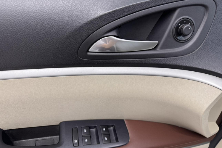 别克GL8 2018款 28T 尊贵型 国VI中控内饰7009