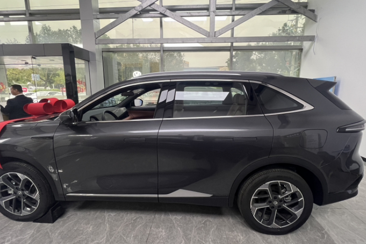 长安CS75 PLUS 2025款 第四代 1.5T 新蓝鲸 智慧卓越型车身外观6003