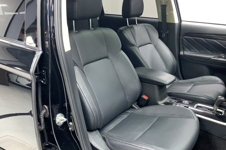 三菱 欧蓝德 2019款 2.4L 四驱致享版 5座 国V局部细节41