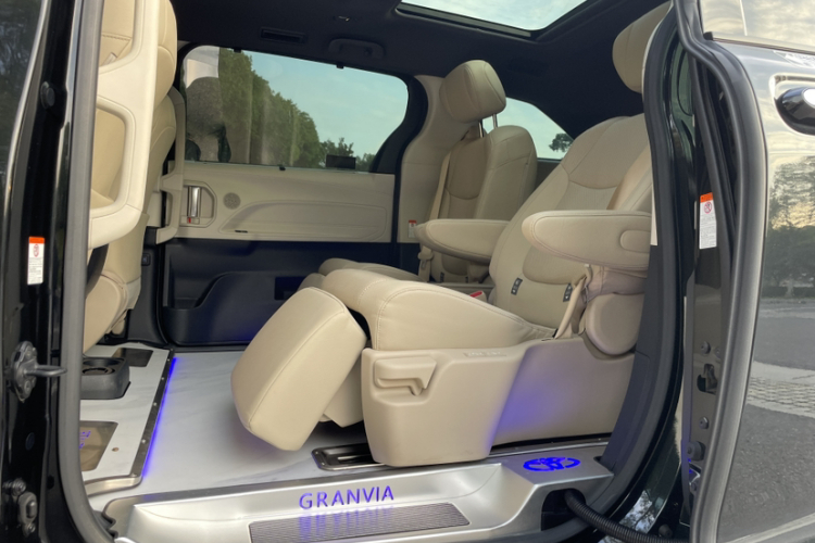 丰田 格瑞维亚 2022款 2.5L混动 尊爵版中控内饰7014