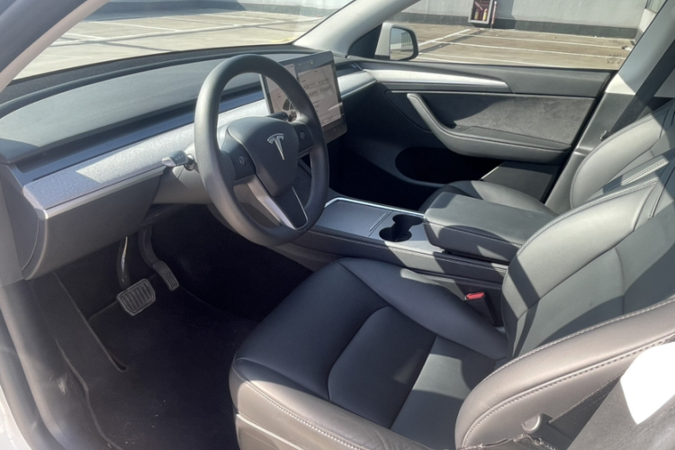 特斯拉 Model Y 2023款 长续航全轮驱动版中控内饰7003