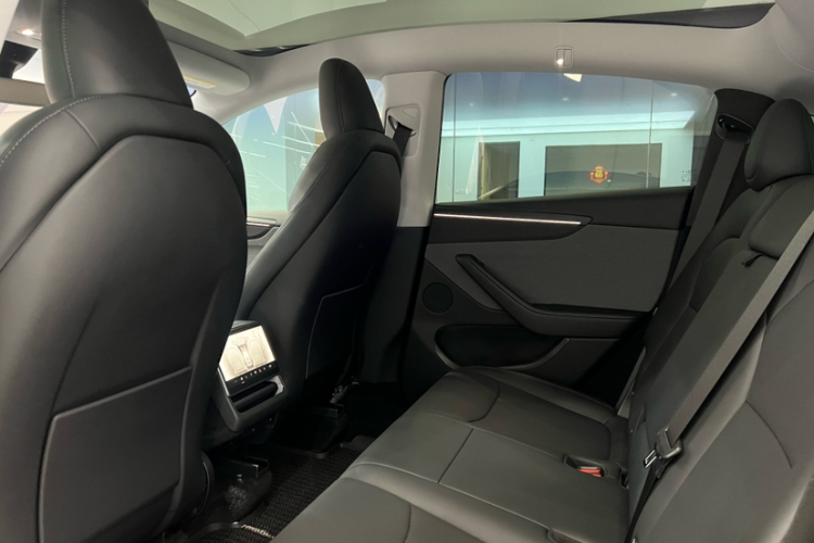 特斯拉 Model Y 2025款 后轮驱动版中控内饰7003