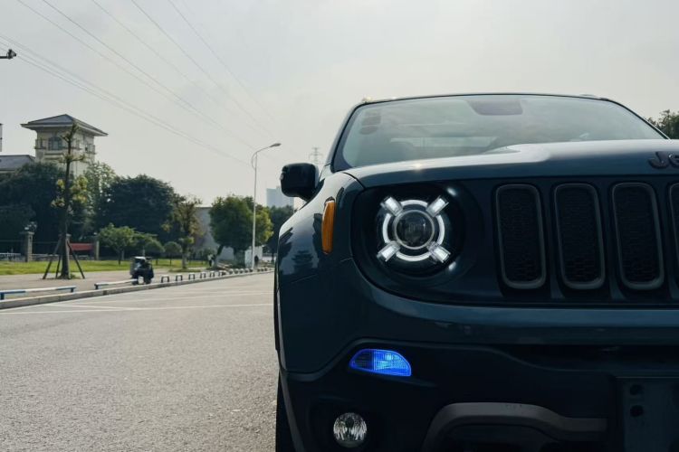 Jeep 自由侠 2016款 2.0L 自动四驱75周年致敬版车身外观6003