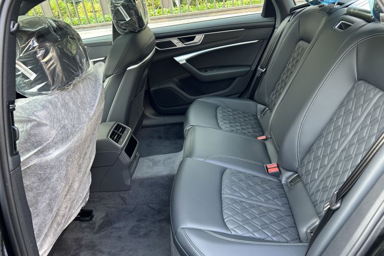 奥迪A6L 2025款 改款 45 TFSI quattro 臻选动感型中控内饰7001