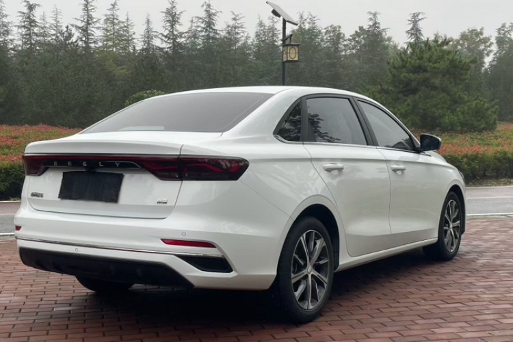 吉利汽车 帝豪 2023款 第4代冠军版 1.5L CVT尊贵型车身外观6005