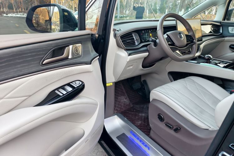 腾势D9 2022款 DM-i 970 四驱旗舰型中控内饰7006