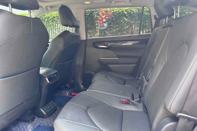 丰田 汉兰达 2022款 双擎 2.5L 四驱尊贵版 7座中控内饰7005