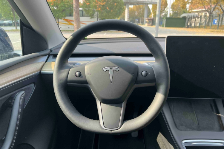 特斯拉 Model Y 2022款 改款 后轮驱动版中控内饰7004