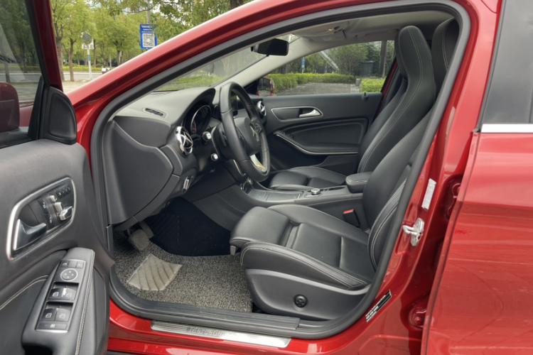 奔驰GLA 2018款 GLA 200 动感型中控内饰7005