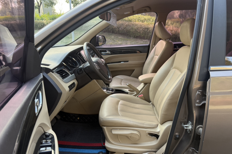 宝骏730 2016款 1.8L iAMT舒适型 7座中控内饰7002