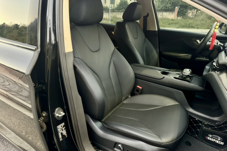 红旗E-QM5 2022款 431km 充电乐享版中控内饰7002