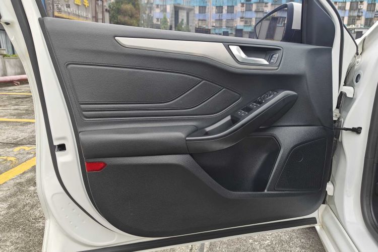 福特 福克斯 2020款 两厢 EcoBoost 180 自动锋潮型中控内饰7008