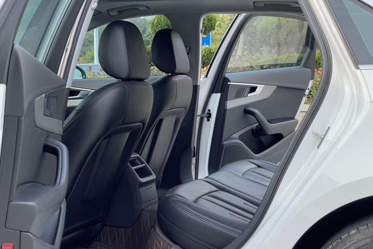 奥迪A4L 2018款 30周年年型 40 TFSI 进取型中控内饰7004