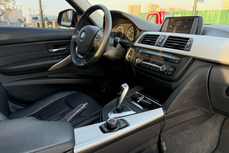 宝马3系 2014款 320i 时尚型中控内饰7001