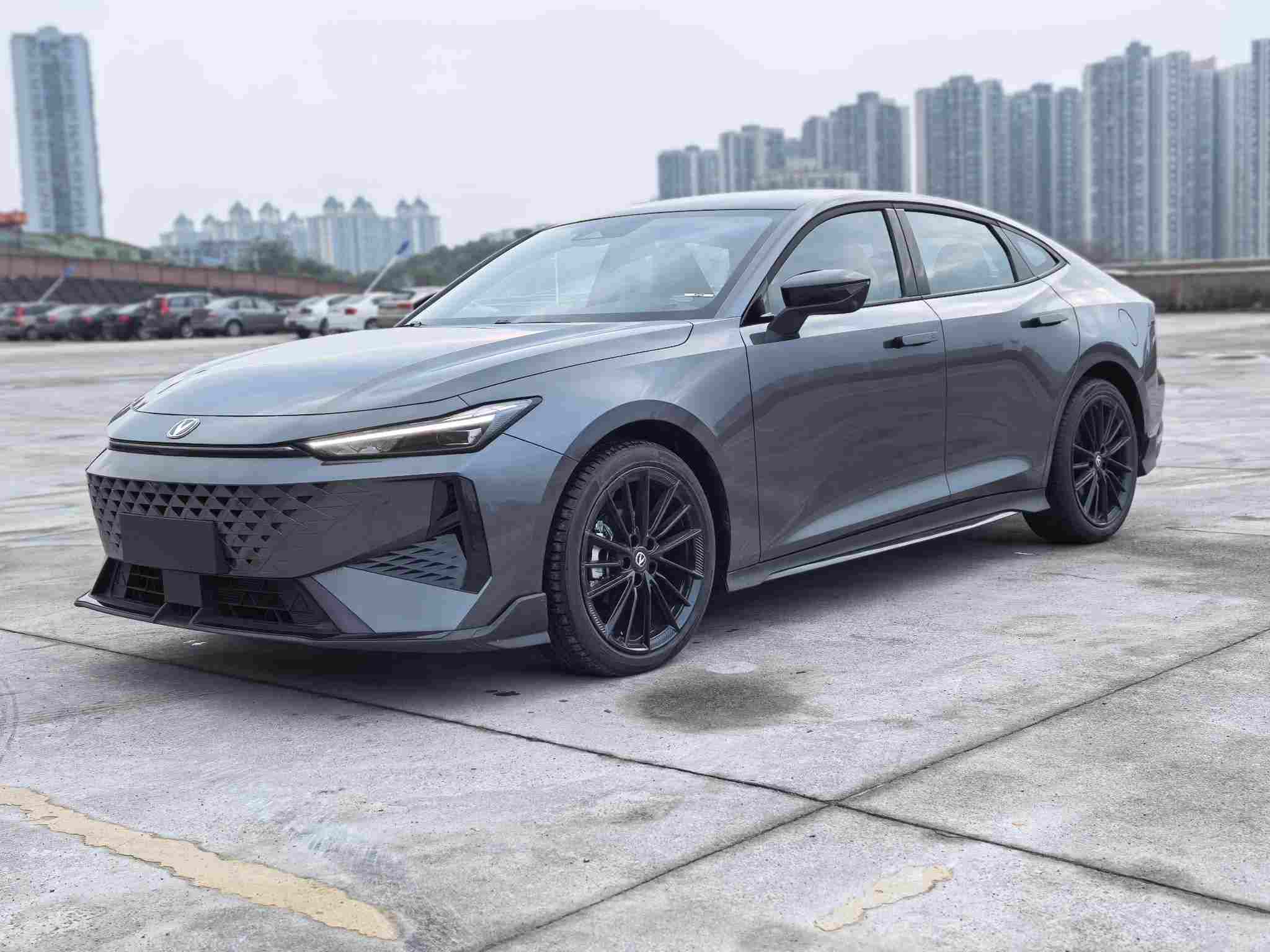 重庆二手长安UNI-V 2024款，练手代步的透明之选？